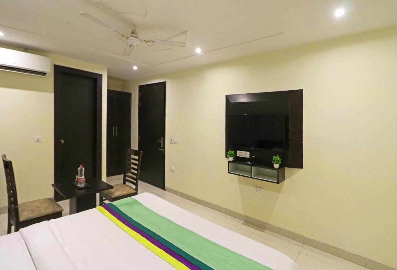 Hotel Paragon Suites ニューデリー エクステリア 写真