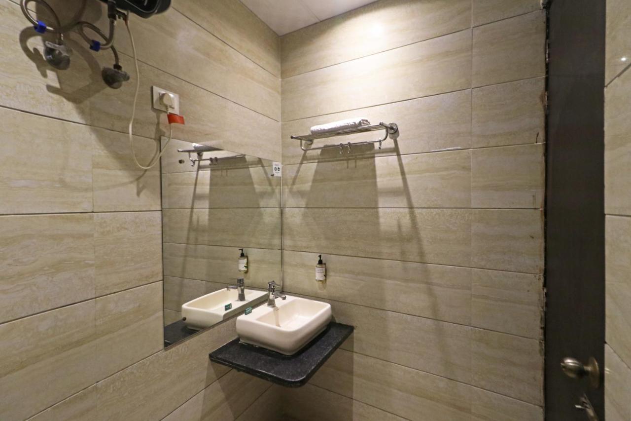 Hotel Paragon Suites ニューデリー エクステリア 写真